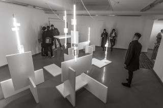tentoonstelling_zwart_wit_met_mensen_izziel.jpg